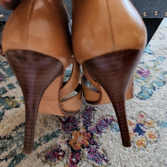 Tan heels - Picture 4 of 11